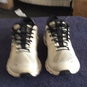 Men's Running Shoes in Cream and Black - Lightweight Athletic Trainer